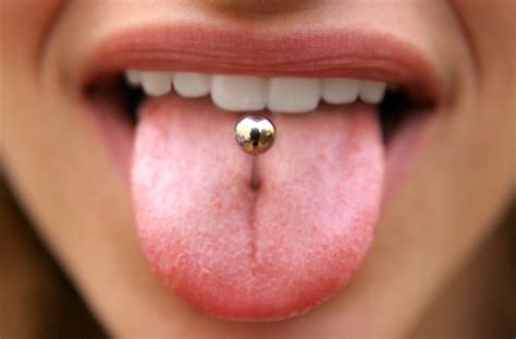 zungenpiercing stechen lassen|wie wird ein zungenpiercing gestochen.